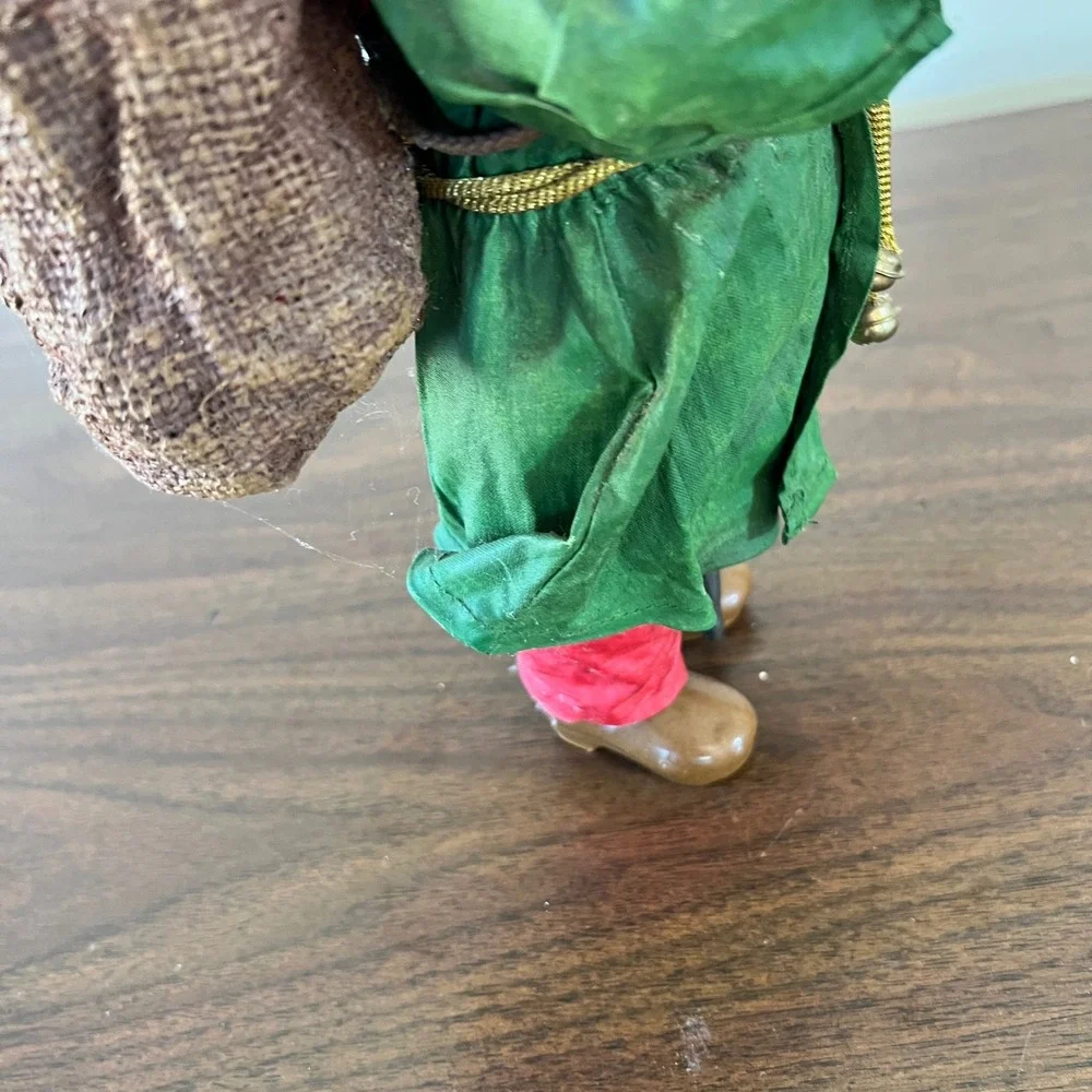 Possible Dreams Clothtique Original Santa Figurine Green Robe Red Hood Wreath